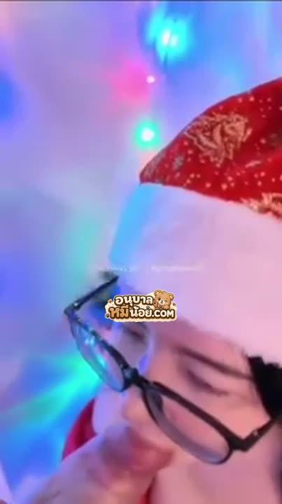 คลิปหลุด cocopie0218 ไอดอลจีนโชว์โม๊กควยใหญ่คาชุดซานตี้ นมบึ้มถอกควยชักว่าว